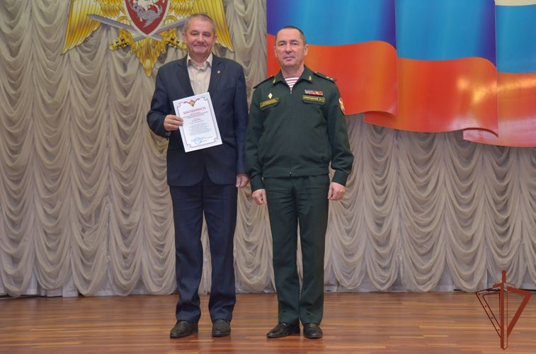 Командующий Уральским округом Росгвардии генерал-лейтенант Владимир Спиридонов поздравил ветеранов объединения с праздничной датой