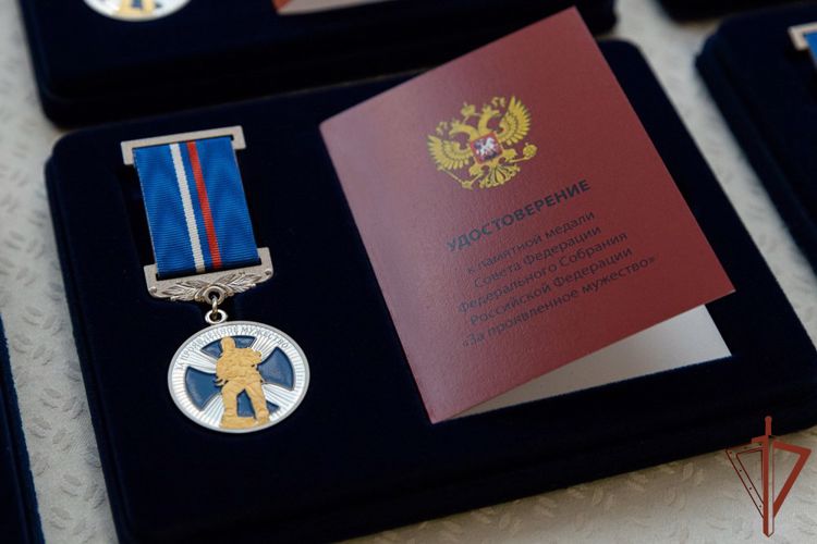 Генерал-лейтенант Алексей Воробьёв и Герой России полковник Сергей Хайрудинов приняли участие в церемонии награждения детей-героев  