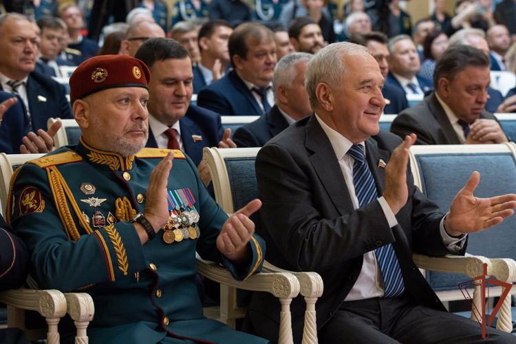 Генерал-лейтенант Алексей Воробьёв и Герой России полковник Сергей Хайрудинов приняли участие в церемонии награждения детей-героев  