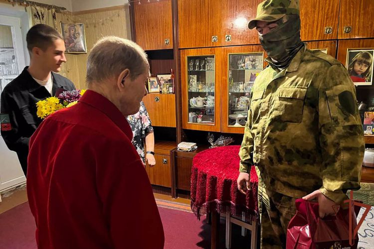 Росгвардейцы поздравили со 104-летием ветерана Великой Отечественной войны в Запорожской области