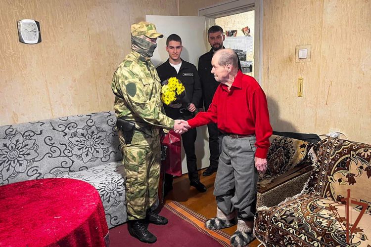Росгвардейцы поздравили со 104-летием ветерана Великой Отечественной войны в Запорожской области 