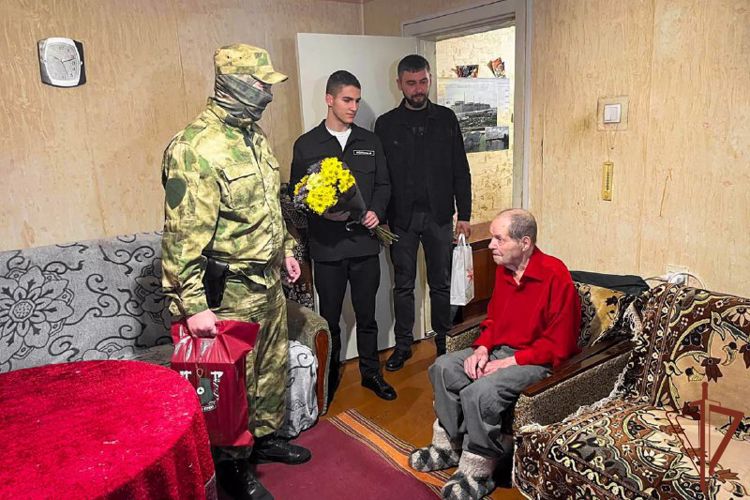 Росгвардейцы поздравили со 104-летием ветерана Великой Отечественной войны в Запорожской области 