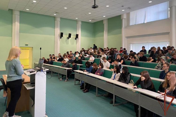 Накануне Дня народного единства представители Росгвардии  провели патриотические встречи с молодежью на Урале