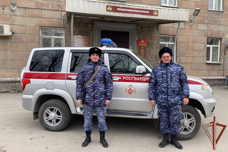 Экипаж вневедомственной охраны Росгвардии помог экстренно госпитализировать роженицу в Новосибирске
