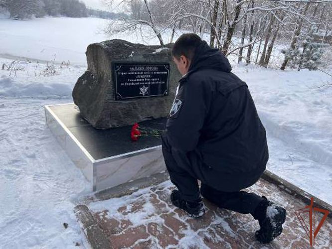 Военнослужащие и сотрудники почтили память погибших при исполнении служебного долга коллег в Восточном округе Росгвардии