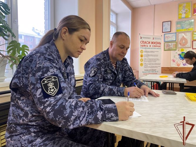 Банк донорской крови медицинских учреждений пополнили росгвардейцы в Сибири