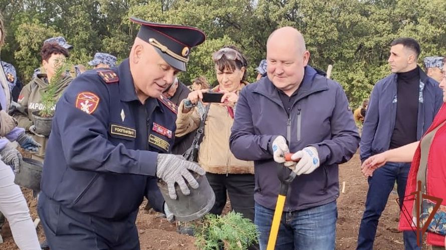 Военнослужащие и сотрудники Южного округа Росгвардии приняли участие в праздновании Дня народного единства