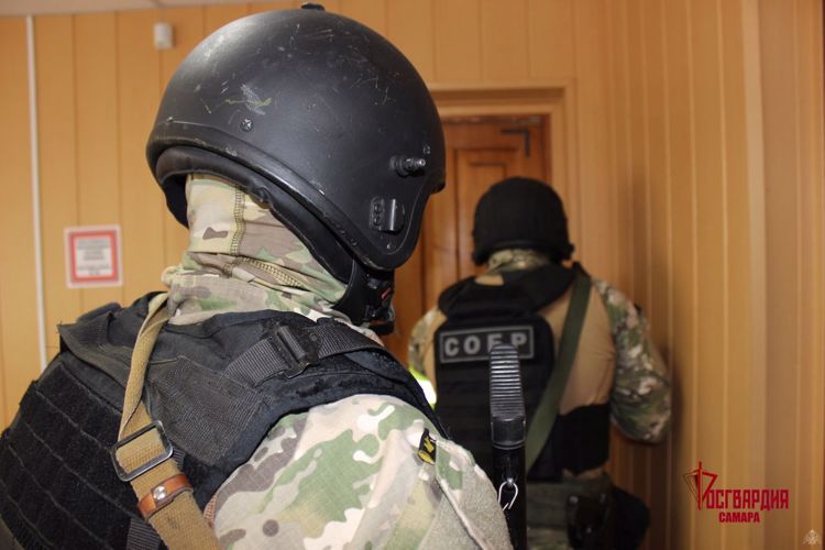 Бойцы спецназа Росгвардии освободили незаконно лишенного свободы водителя такси в Самаре