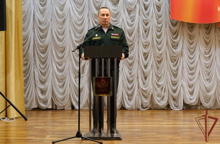 Командующий Уральским округом Росгвардии генерал-лейтенант Владимир Спиридонов поздравил ветеранов объединения с праздничной датой