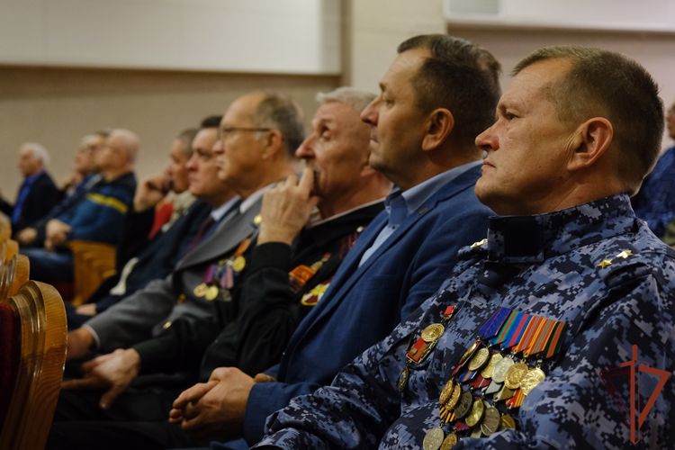 Командующий Уральским округом Росгвардии генерал-лейтенант Владимир Спиридонов поздравил ветеранов объединения с праздничной датой