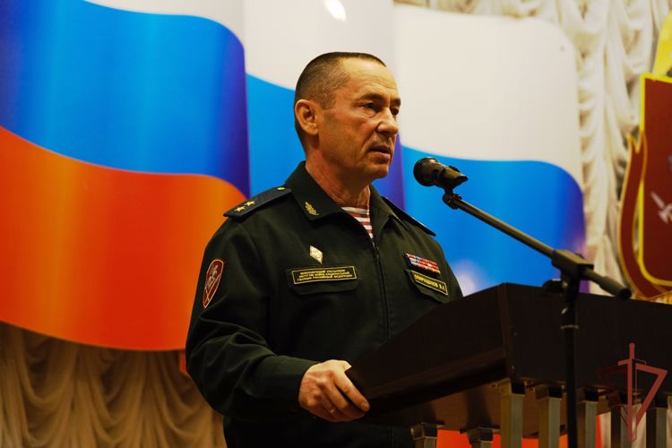 Командующий Уральским округом Росгвардии генерал-лейтенант Владимир Спиридонов поздравил ветеранов объединения с праздничной датой