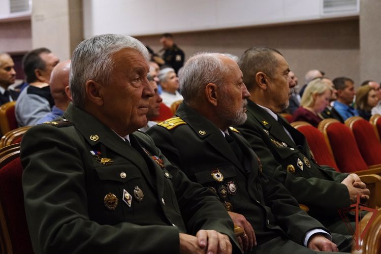 Командующий Уральским округом Росгвардии генерал-лейтенант Владимир Спиридонов поздравил ветеранов объединения с праздничной датой