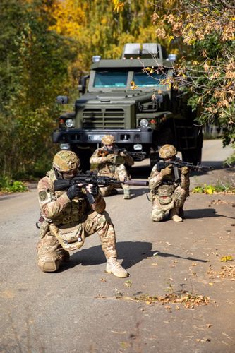 Занятия по огневой и тактико-специальной подготовке сотрудников ОМОН «Таганай» Управления Росгвардии по Челябинской области.