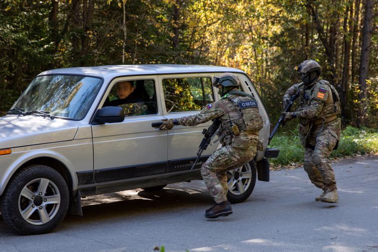 Занятия по огневой и тактико-специальной подготовке сотрудников ОМОН «Таганай» Управления Росгвардии по Челябинской области.