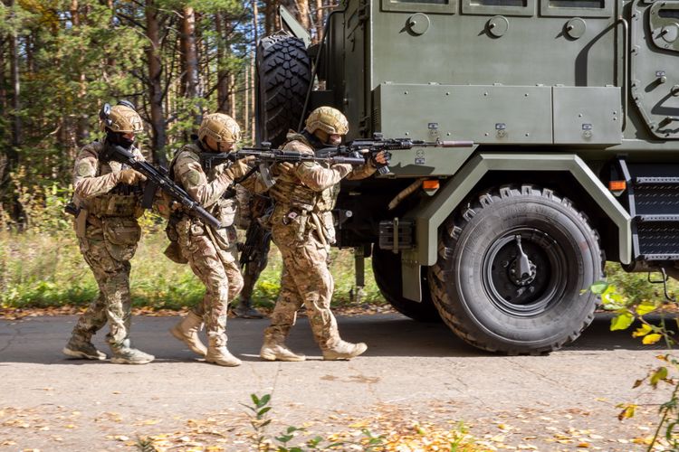 Занятия по огневой и тактико-специальной подготовке сотрудников ОМОН «Таганай» Управления Росгвардии по Челябинской области.