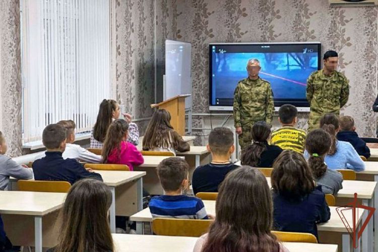 Росгвардейцы провели уроки мужества в школах Запорожской и Херсонской области