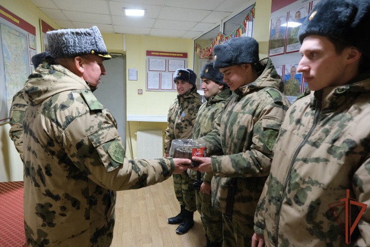 С Новым годом поздравили заступивших на боевое дежурство военнослужащих и сотрудников Уральского округа Росгвардии