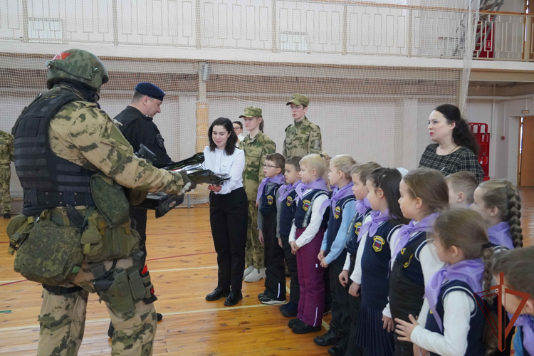 Подарки выполняющим задачи в зоне СВО росгвардейцам передали школьники в Костроме