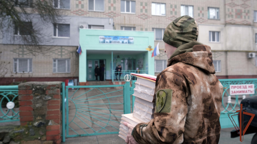 Книги ко Дню Конституции подарили росгвардейцы студентам в Херсонской области