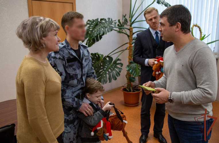 На Урале семьи росгвардейцев, воспитывающих особенных деток, поддержали представители благотворительного фонда «Бирюзовый»