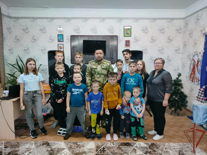 «Дед мороз специального назначения» поздравил юных уральцев с наступающим Новым годом