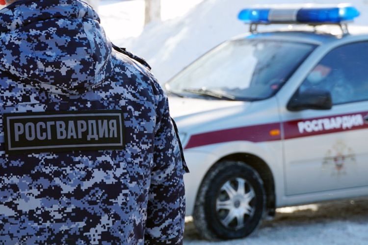 Воронежские росгвардейцы оказывают помощь жителям Черноземья во время мощного циклона
