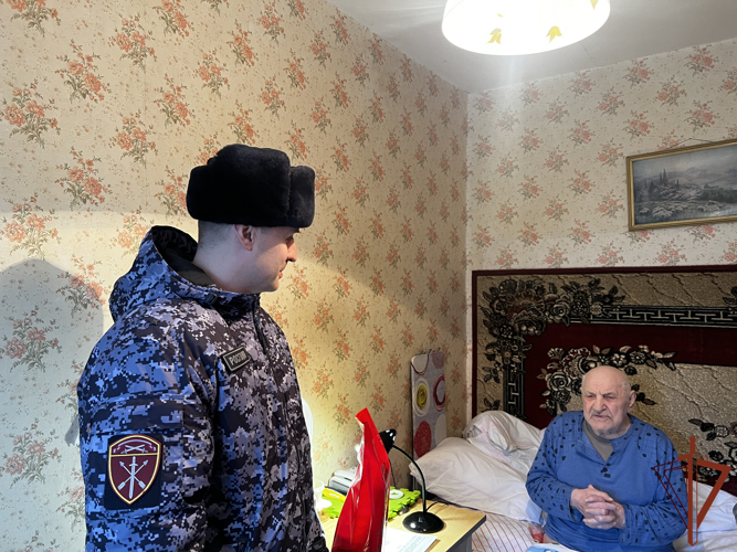В Калининграде военнослужащие Росгвардии поздравили с Новым годом и Рождеством ветеранов