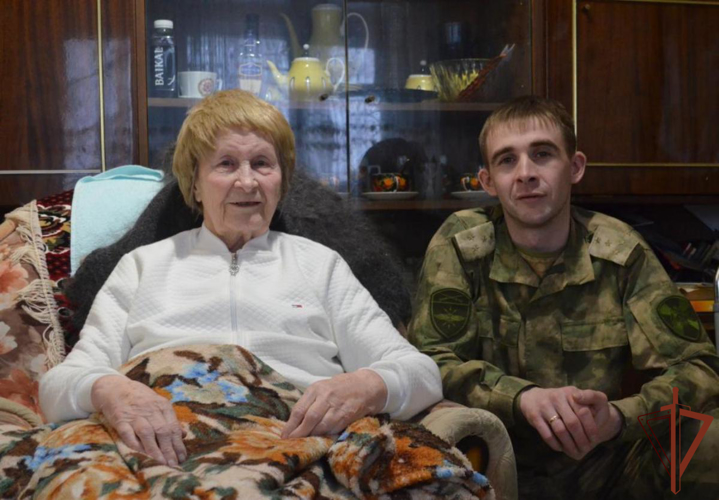 Ветерана Великой Отечественной войны росгвардейцы поздравили с 98-летием на Урале
