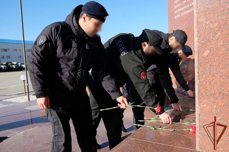 Офицеры СОБР Росгвардии почтили память погибших в ходе кизлярских и первомайских событий  в Дагестане