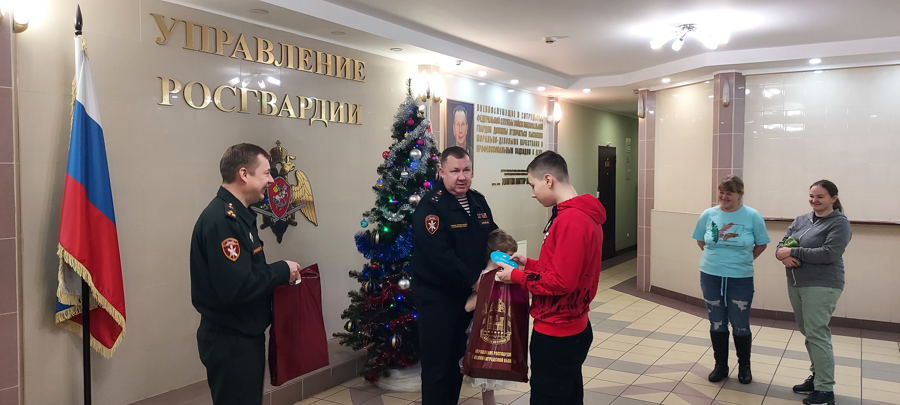 Росгвардия Калининградской области присоединилась к Всероссийской благотворительной акции «Ёлка желаний»