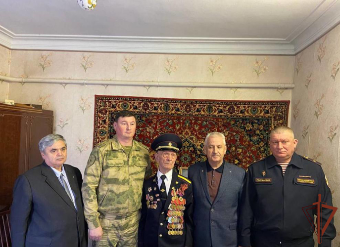 Участнику штурма Берлина вручили подарки от командующего Южным округом Росгвардии