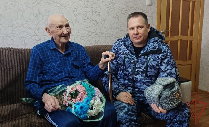 Росгвардейцы поздравили ветеранов войск правопорядка с Днем защитника Отечества 