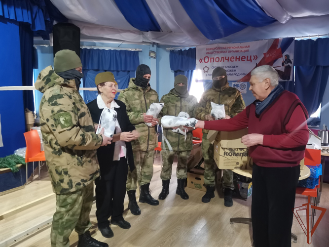 Белгородские волонтеры передали росгвардейцам маскировочные костюмы