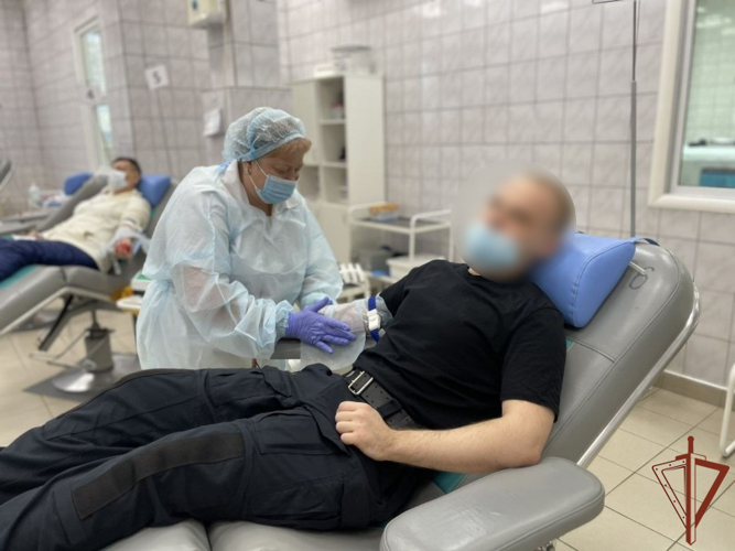 Благотворительную ведомственную донорскую акцию поддержали росгвардейцы  в Югре