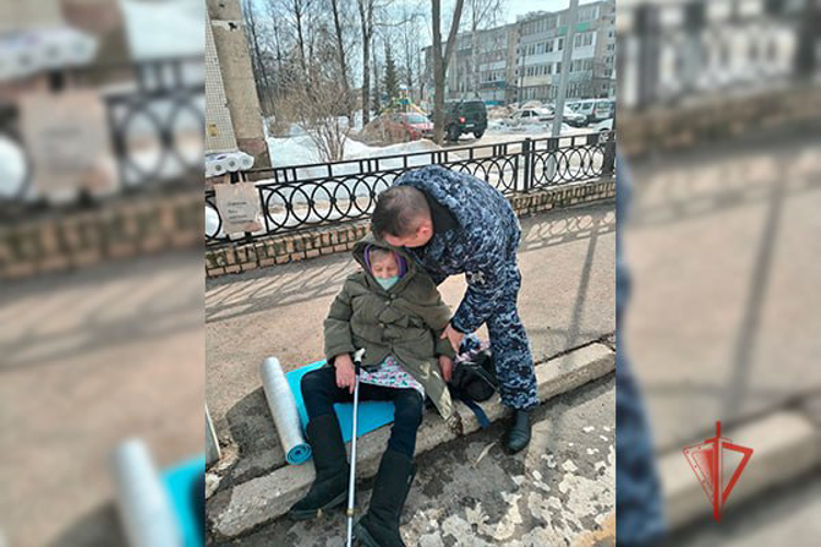 Сотрудник Росгвардии оказал первую помощь  пожилой женщине с признаками инсульта в Московской области