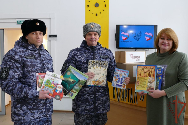 К общероссийской акции «Дарите книги с любовью» присоединились росгвардейцы из Сибири