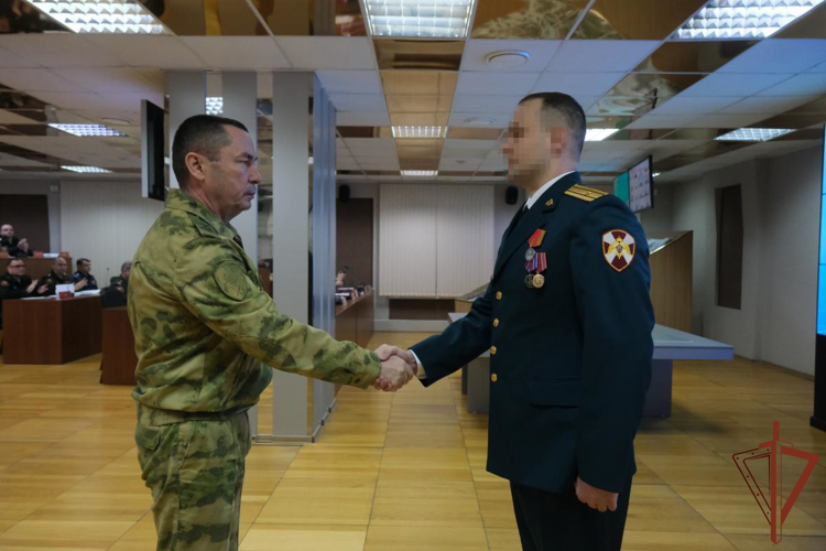 Командующий Уральским округом Росгвардии вручил военнослужащим государственные награды