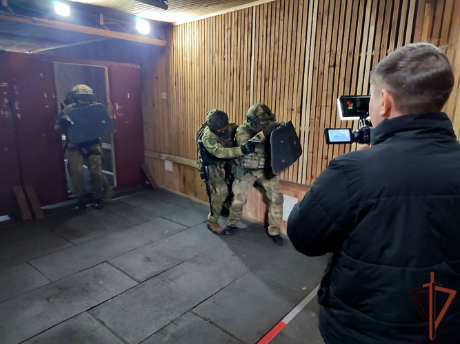 Уральских журналистов познакомили с кинологической службой ведомства и боевой работой офицеров СОБР Росгвардии (видео)