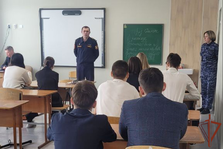 Росгвардейцы рассказывают юным жителям Приволжья о службе в ведомстве