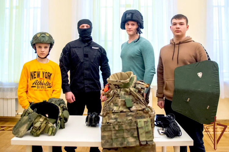 Росгвардейцы рассказывают юным жителям Приволжья о службе в ведомстве