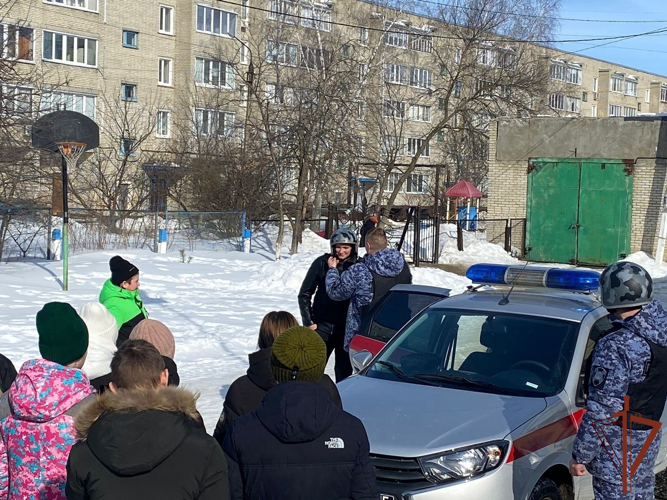 Росгвардейцы рассказывают юным жителям Приволжья о службе в ведомстве