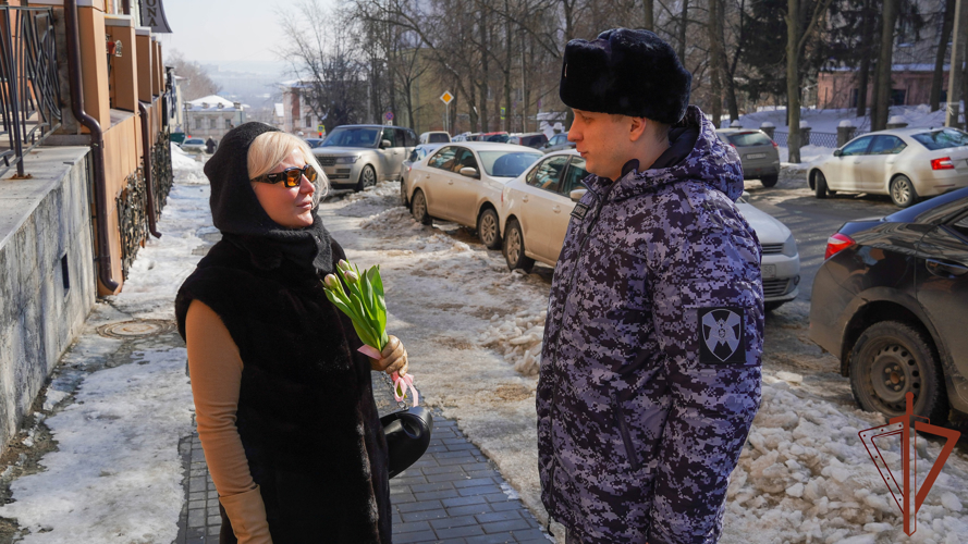 На улицах Пензы росгвардейцы дарили женщинам цветы 
