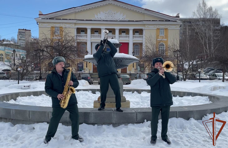 Праздничный клип для жительниц Урала записали музыканты Росгвардии (видео)
