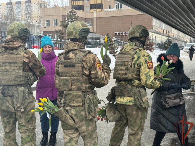 Росгвардейцы поздравили женщин с 8 марта в Сибирском федеральном округе
