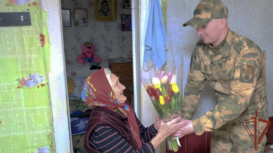 Росгвардейцы поздравили 92-летнюю жительницу Херсонской области с Международным женским днем