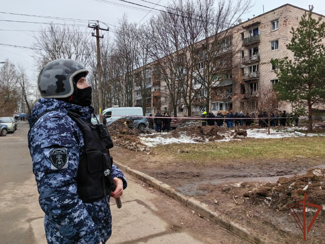 Сотрудники Росгвардии обеспечили эвакуацию жителей дома и охрану их имущества на Пискаревском проспекте в Санкт-Петербурге