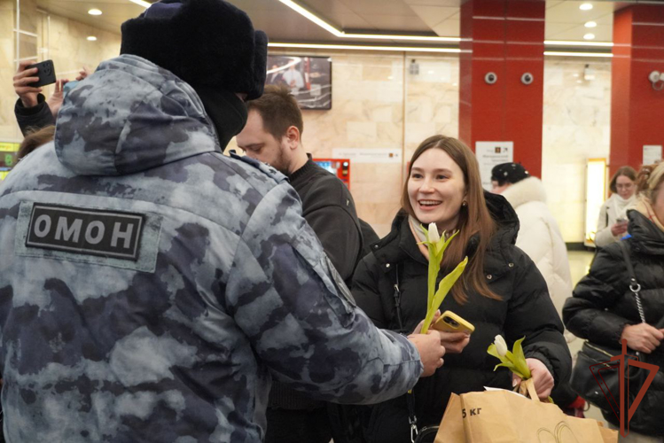 В Международный женский день военные музыканты Росгвардии выступили в Московском метрополитене (видео)