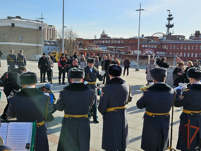 Военный оркестр Росгвардии поздравил женщин с наступающим праздником 8 марта