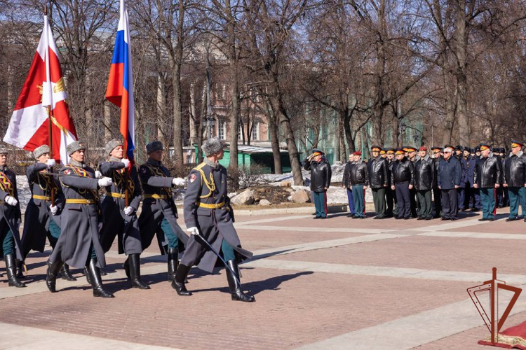 В Москве состоялась церемония возложения цветов к памятнику воинам войск правопорядка (видео)