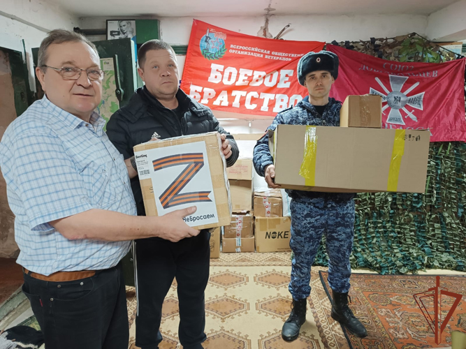 Кировские школьники передали посылки росгвардейцам – участникам СВО